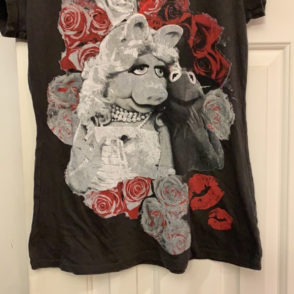 😍 2/$29 Muppets Miss Piggy tee ** ting holes on back neck trim L - Picture 3 of 7